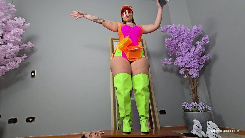 MF Feet: Rosalia Skillfully Domina Com Os Pés