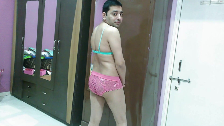 Cute & Nude Crossdresser: Słodka maminsynek crossdresser czuje się bardzo miło w seksownym, koronkowym...