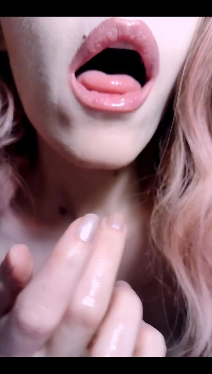 SweetApricott:  Língua, lábios e saliva