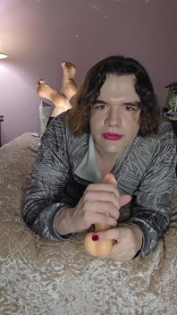 Il ragazzo effeminato nonbino fa un po 'di allenamento alla gola mentre fa la posa