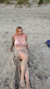 POV. Je kijkt als rondborstig model, van je aanwezigheid, stript naakt op het strand, baadt en speelt in het zand.