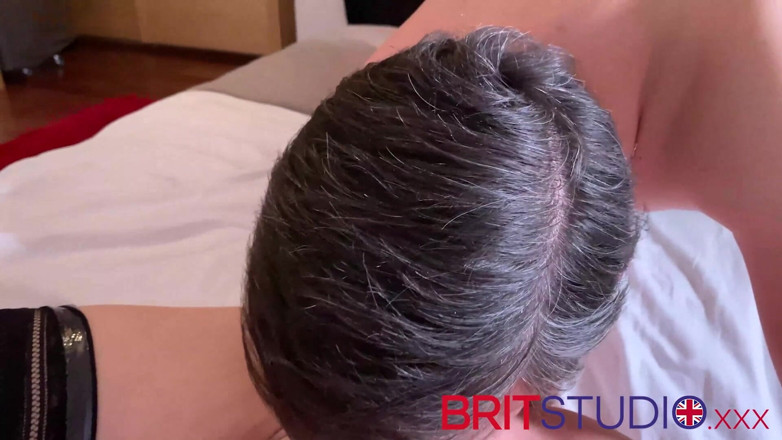 Brit Studio: En primer plano. Chica se come el coño
