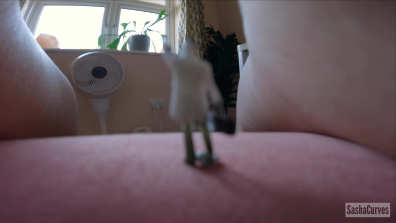 Sasha Curves: Clumsy Giantess Scientist Shrinks the Competition