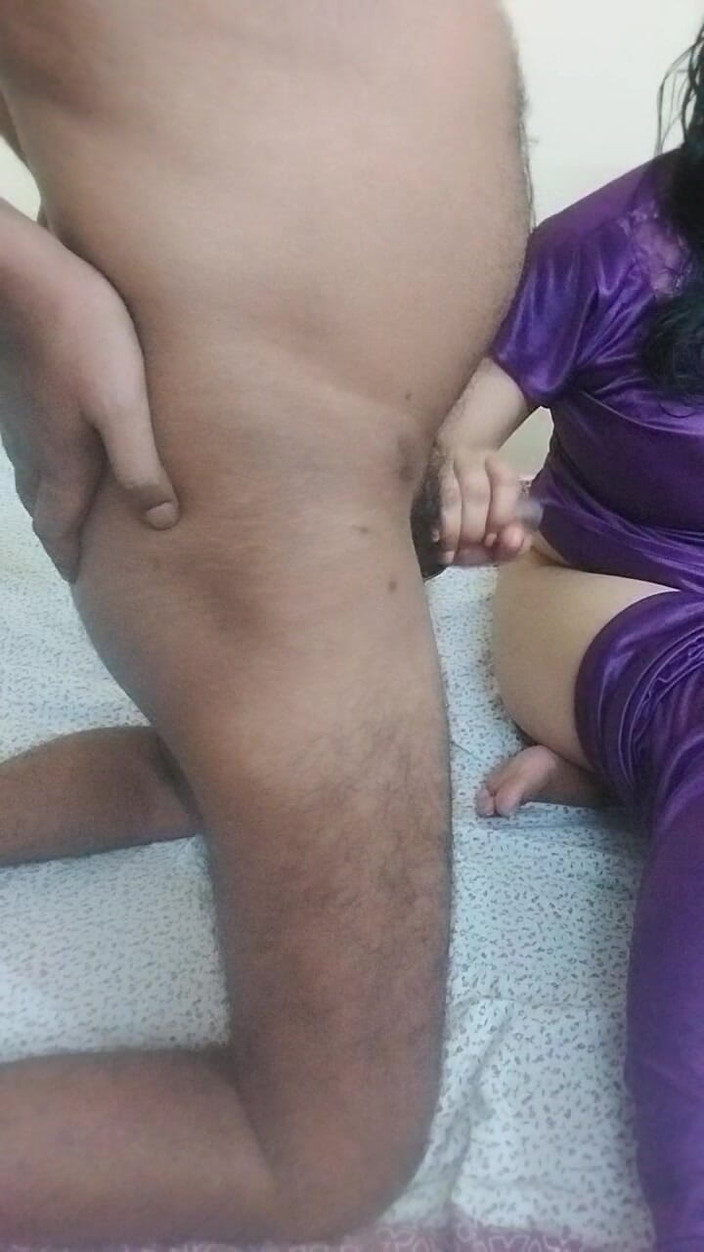 HOT RITU BHABHI: Desi Bhabhi op zijn hondjes anaal en poesje neuken