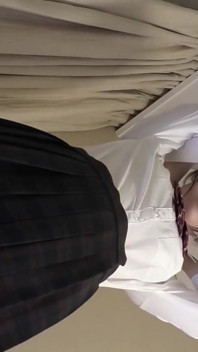 La porte s’ouvre et l’étincelle instantanée, une jolie charme en uniforme mène à un moment d’orgasme intense avec creampie