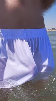 Die menschen am strand rasten aus, wenn ich in shorts nass werde