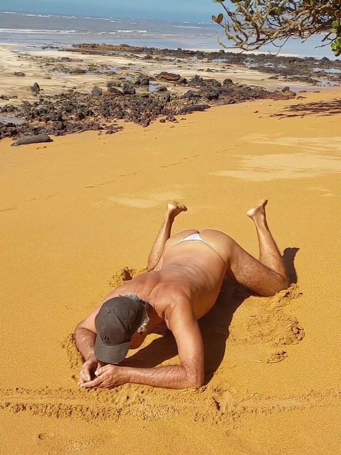 Ladysilvas: レディシルバのクロスドレッサーがビーチでパンティ姿でホットなお尻を見せる