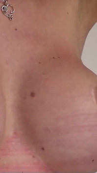 Vicky5 spanking-maschine - nackter rücken und brustpeitsche