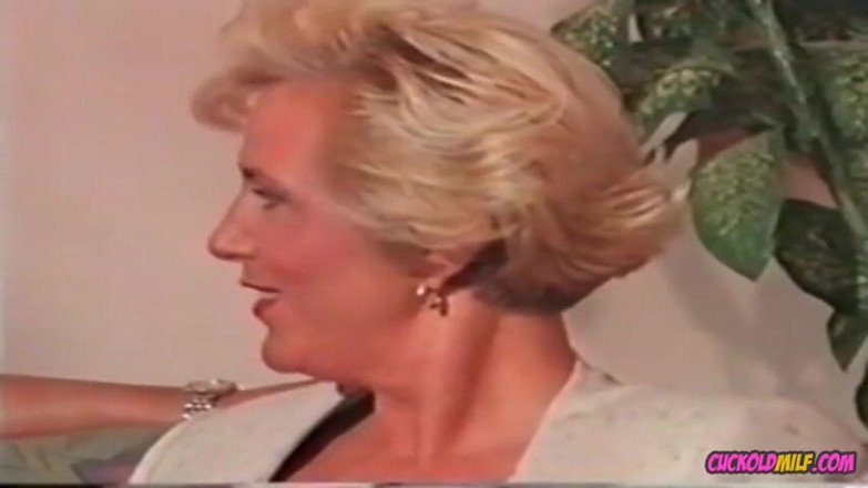 Cuckold MILF: Milf cornuta - nonna con le tette cadenti tradisce il suo...