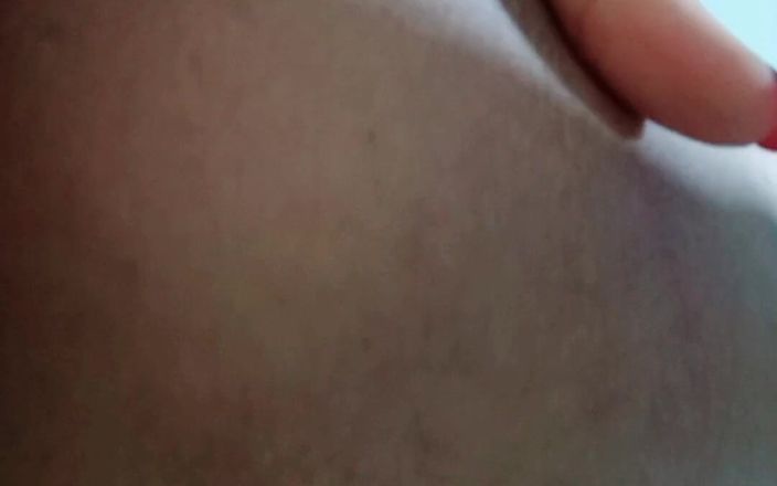 KittyGold: Antes de salir, quiere mojar su coño un poco pensando...