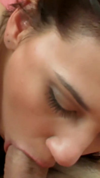 Gadis hot rambut cokelat lagi asik muasin memeknya pakai dildo ukuran XL sampai dicrot di mulut