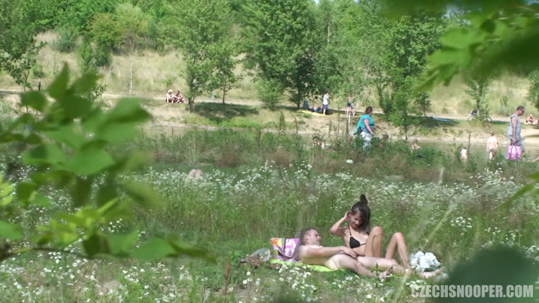 Czech Snooper: Czech snooper 8: dientot habis-habisan di pantai - mereka suka banget ngentot!