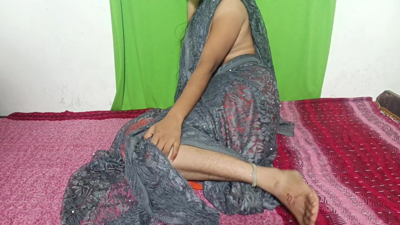 Hot_girl: nově vdaná Komal bhabhi svléká sárí v koupelně, tvrdě šukala a...