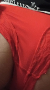 MiLF ha aperto le mutandine rosse e lascia che la sua dolce figa si accarezzi