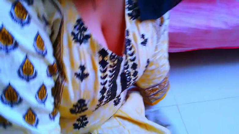 Aria Mia: Indische muslimische bhabhi bleibt beim hausputz unter dem bett stecken