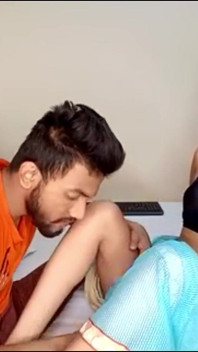 Indiana menina Neha romântica beijando namorado peitos imprensa muitos mais assistindo vídeo