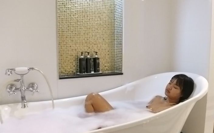 Abby Thai: Hora do banho com tesão em um quarto de luxo