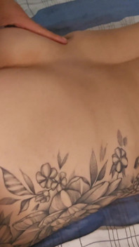 Spectaculair werkmeisje smeert mijn pik met sperma uit haar poesje en zorgt ervoor dat ik een enorme cumshot heb