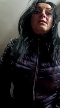 Mavi deri am frikik ve deli gömleği fetişi özensiz oral, tükürme oyunu ve kıyafetlere boşalma