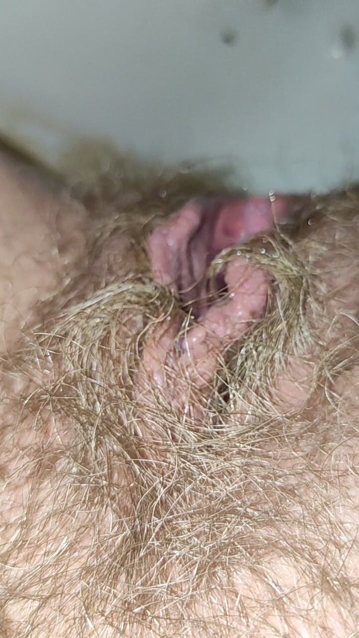 Risky Hairy Couple: O încărcătură mare de pișat din pizda păroasă