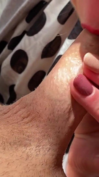 Rode lippenstift pijpbeurt en hand na sperma