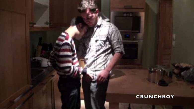 FRENCH AMATORS SEXTAPES: ラテン系tiwnkは台所で彼の最高のfrienを犯した