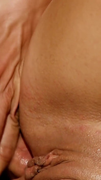 Sexo anal mojado y chorro de coño follando sexy morena milf