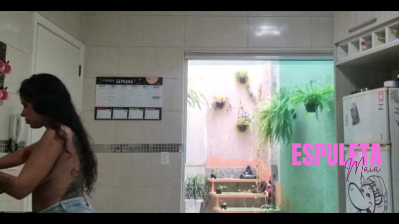 Espuleta Maia: Горячая брюнетка по-другому готовит - обнаженная для соседей.