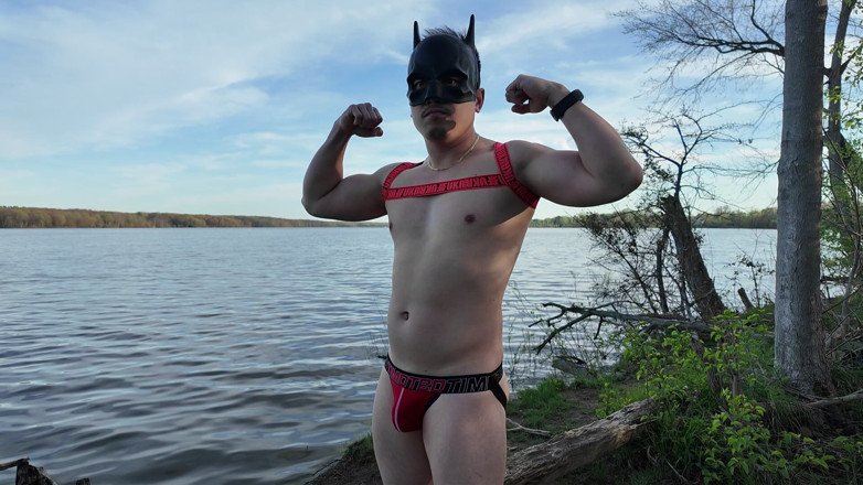 Barenakedmuscles: Il dio muscoloso asiatico si spoglia nudo in riva al...