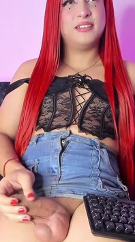 Aline Se Peint Les Ongles En Rouge