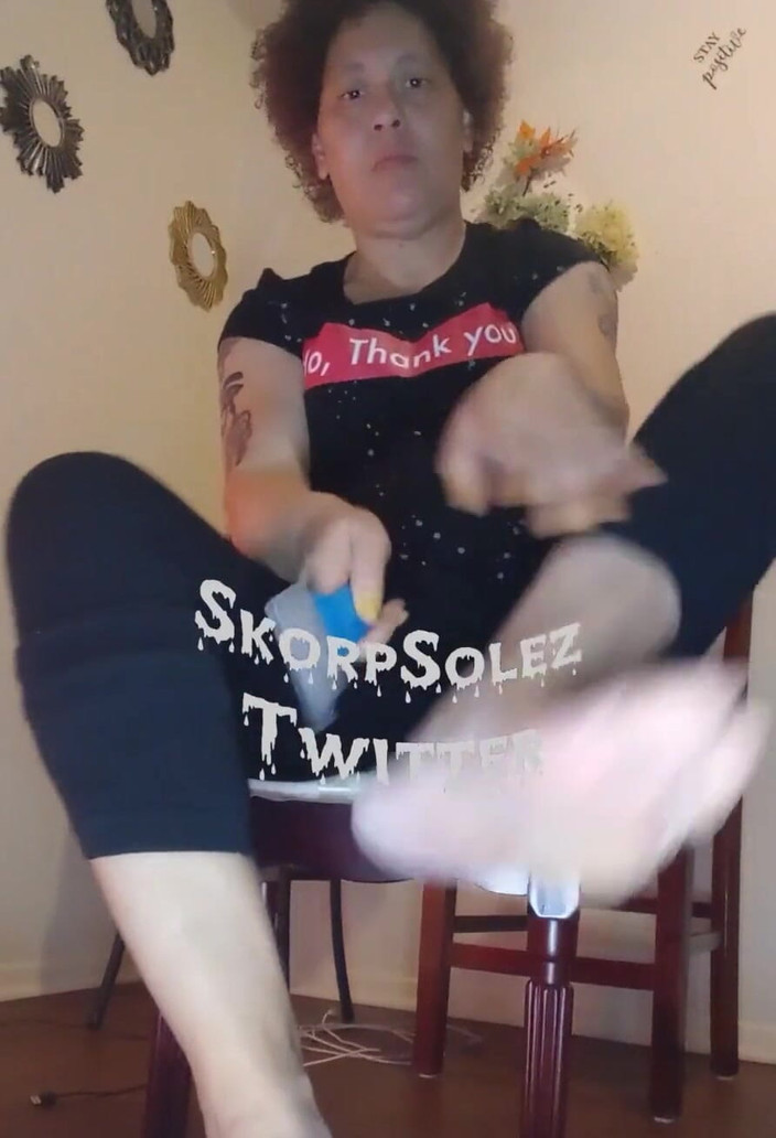 Madame SkorpSolez: Den Pedi. Když máte ústa ke krmení Žádná suchá kůže nezůstane nedotčena!