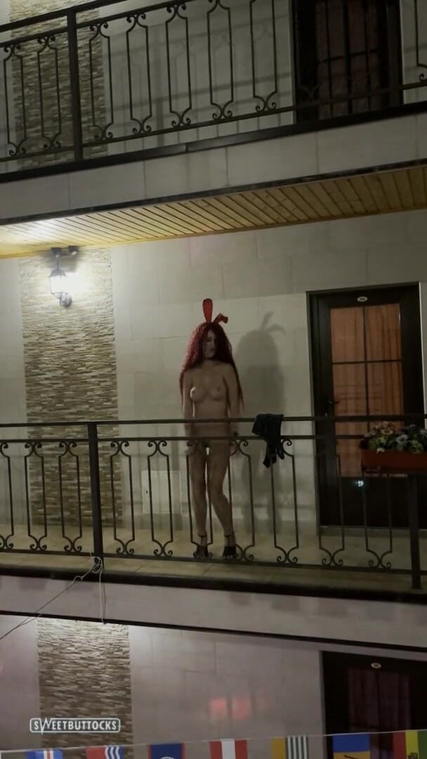 SweetButtocks: 호텔에서 알몸으로 춤추기