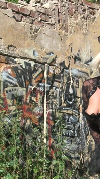 Гаряча мама-блондинка насолоджується прогулянкою на відкритому повітрі