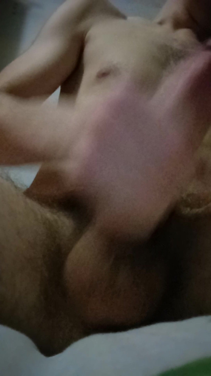 GlamourusCatch5: Junge wichst allein zu hause