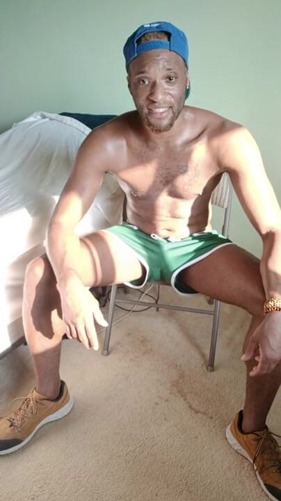 Kennie Jai: Mă masturbez pe un scaun în timp ce mă uit la...