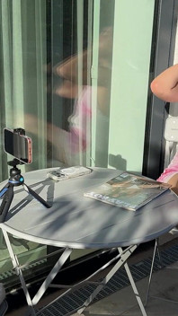 Quente morena nova pequena esposa mostra sua buceta sem calcinha raspada ao ar livre na varanda para os vizinhos