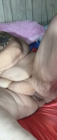 このデブが彼女を抱く必要がある時は、1つじゃなくて3つでもいい