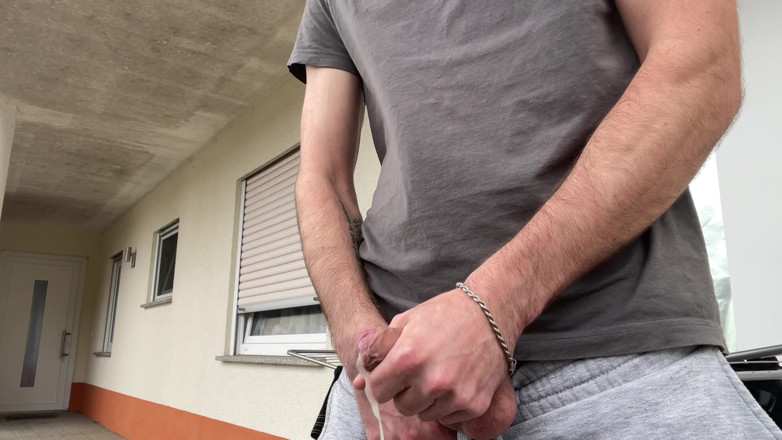 boyzxy212_2: Rysk pojke som leker med sin kuk på terrassen. Mycket...