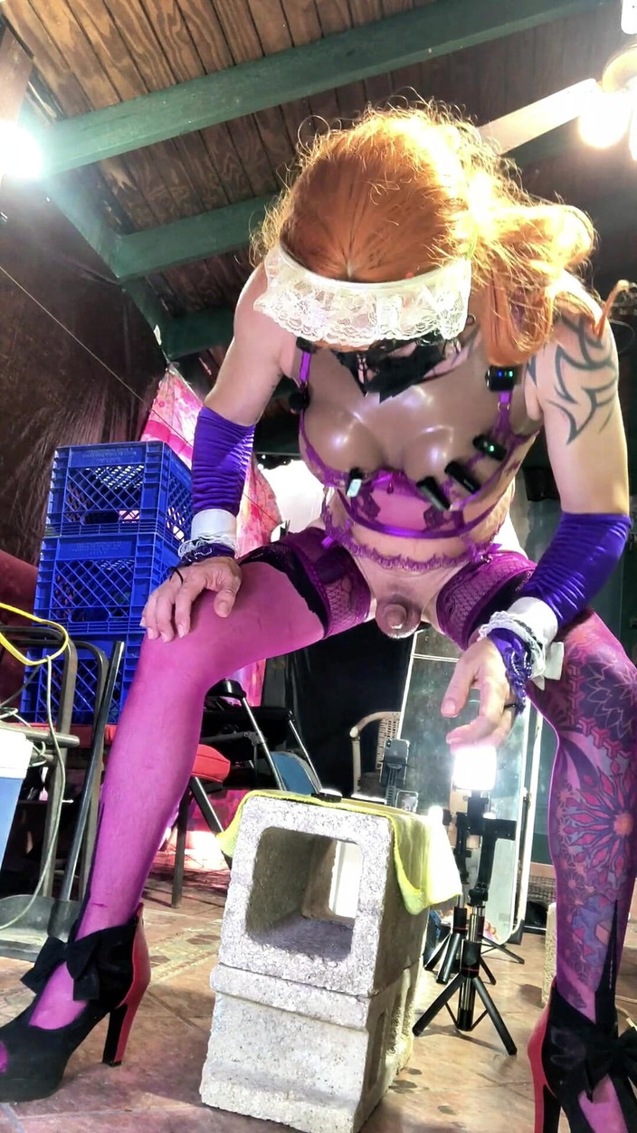 Benito414: 紫色のランジェリー姿のセクシーなシーメールが彼の尻にボトルを挿入している