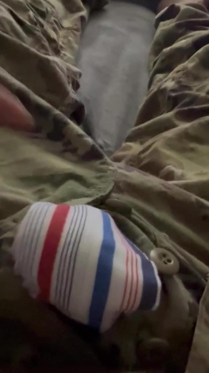 Gay Soldier Stuff: Người lính sử dụng Vaseline và con cu của mình để...