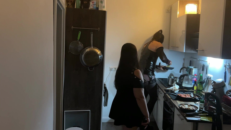 DOMINATRIX6: Pertemuan nakal di dapur: cewek fetish mendominasi temannya di dapur