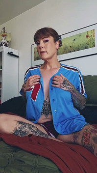 Sportovní sexy zralá žena - pokyny pro masturbaci