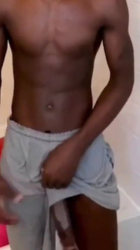 Свингер поглаживаю мой большой черный член