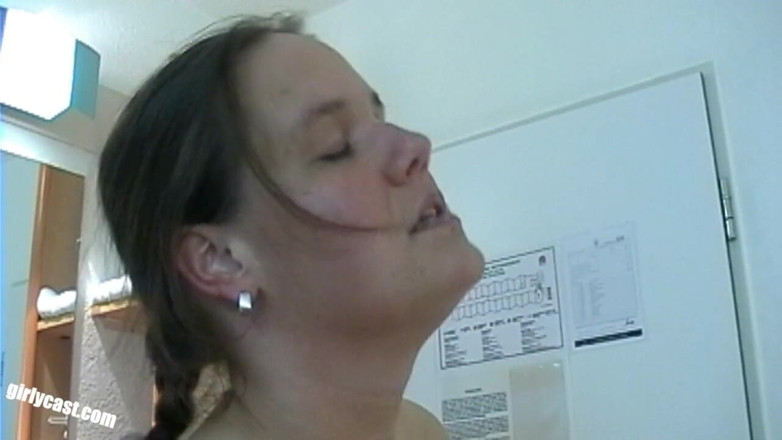 Girlycast: Kerstin casting on the bed