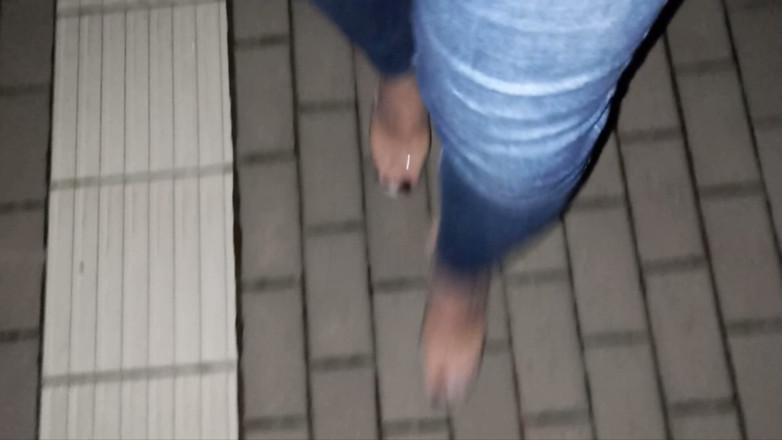 Heelex: Crossdresser menggoda dengan kaki seksinya dengan sepatu penari striptis di...