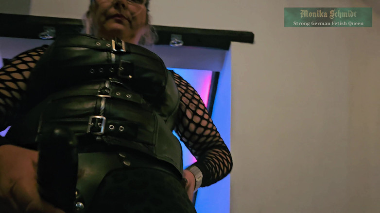 Strict Senz: Monika schmidt tôn thờ con cu của tôi thổi kèn...