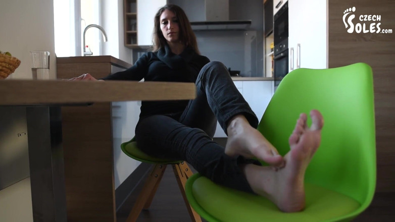 Czech Soles - foot fetish content: Великі, втомлені і смердючі ноги - відео від першої особи