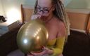 Bad ass bitch: Guldballong poppad med röv