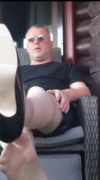 Relaxace s doutníkem venku