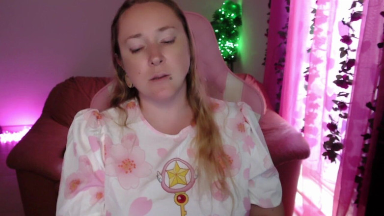 Kisicaxx: Velké černé péro uctívající sprosté řeči